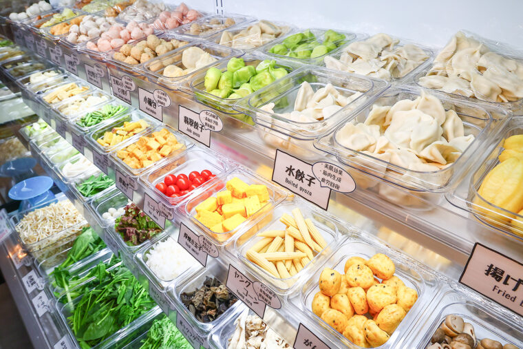 お店に入ったらまずお好みのトッピングを選ぶ