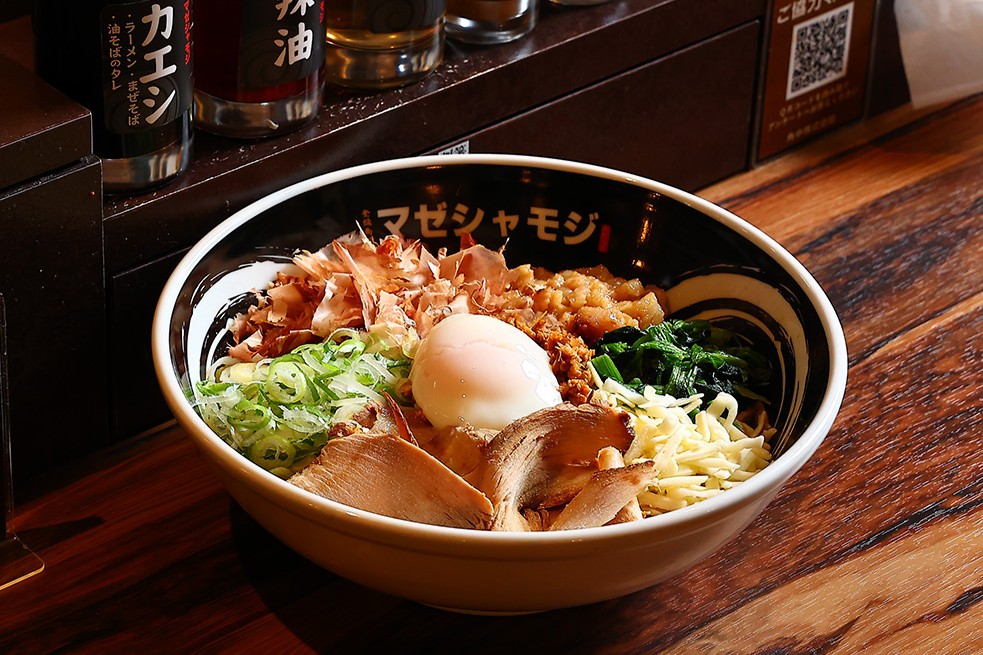 新潟駅特集・ラーメン まぜそば マゼシャモジ】混ぜて、絡めて、ガツン