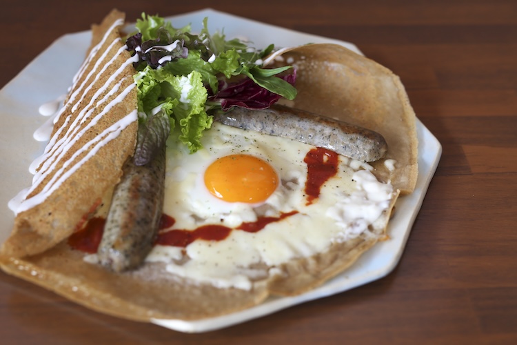 ハーブソーセージと卵、サラダが乗った人気No.1の『ハーブソーセージのサラダガレット』。セット1,880円。単品1,580円