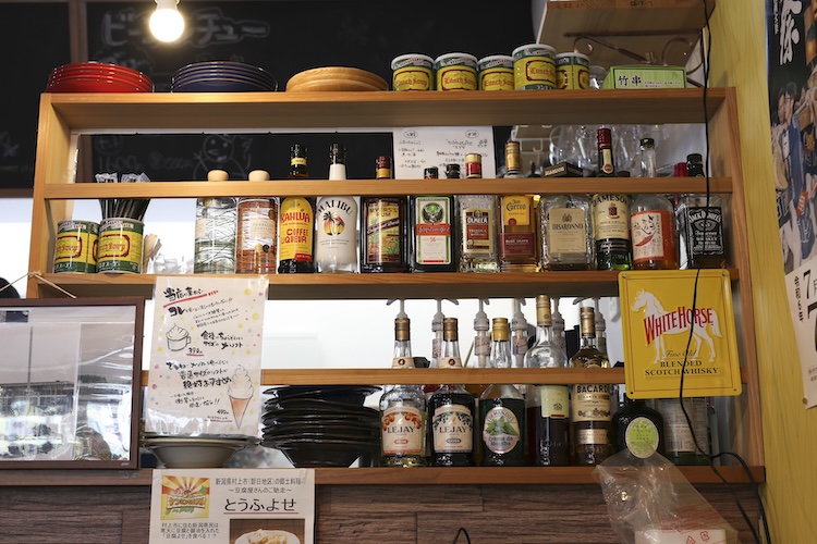 スタイリッシュで都会的な雰囲気の店内で、「地元」にこだわったメニュー。そのアンバランスがなんともおしゃれ