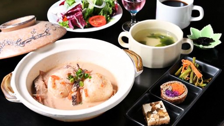 朝日地区の郷土料理をもとにしたデイズの『やまもち』。２個780円