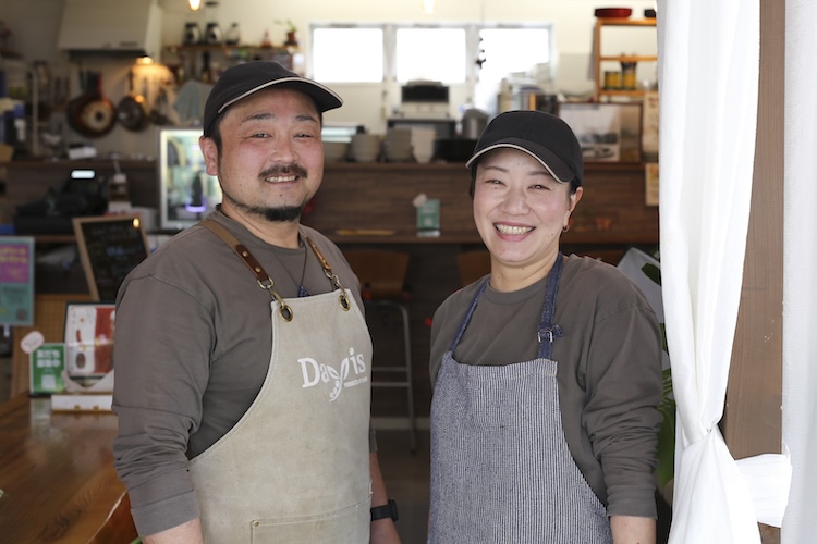 ご主人の鈴木亘さん（左）とともに