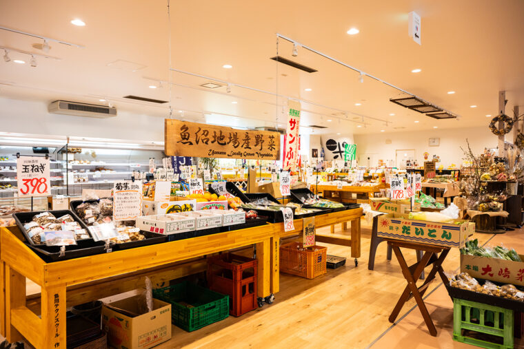 新鮮な地場野菜や山菜、切り花がズラリと並ぶ直売コーナー