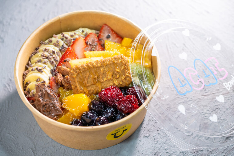 『デラックスアサイーボウル』（1,900円）は、2～3名でシェアして味わうのもおすすめ