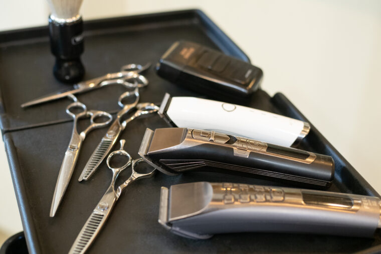 三条市の理美容ハサミ製造メーカー、コスモ・スミスのハサミを使用