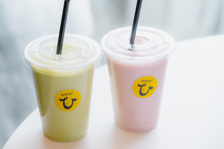 スムージーは常時6種類を用意。写真は人気の『グリーン』（Sサイズ610円）と『イチゴ』（Sサイズ500円）