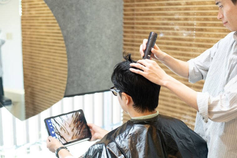 頭皮カメラを使いその人の頭皮に合った施術をする