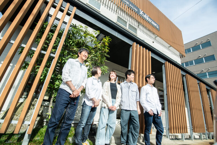 仲良く皆さんで集合写真。左に並んでいるのは3代目で現オーナーの吉澤清さんと栄さん夫妻