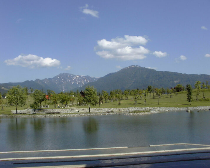 グリーンシーズンには越後三山の山肌をくっきり見ることができる