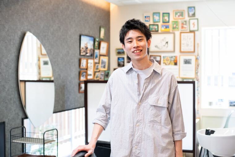 スタイリストの吉澤幹也さん。幅広い技術と知識を持ち、お客の悩みや要望に寄り添うパーソナルな接客スタイルで、新規客のリピート率は店内ナンバーワン！　特にヘッドスパは頭皮、髪の悩みを改善しながら癒されると好評