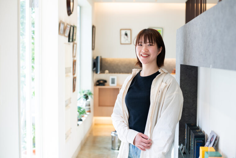 スタイリストの吉澤明里さん。理容師免許と美容師免許のダブルライセンスを取得。女性スタイリストによるやわらかいヘアスタイル、女性目線のスタイルを提案。男性だけでなく、女性客も得意とする