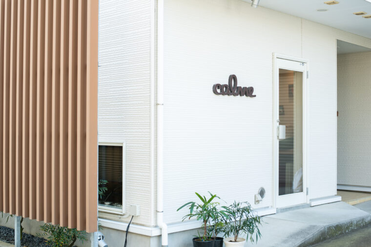 女性専用サロン・calmeの入口は裏手