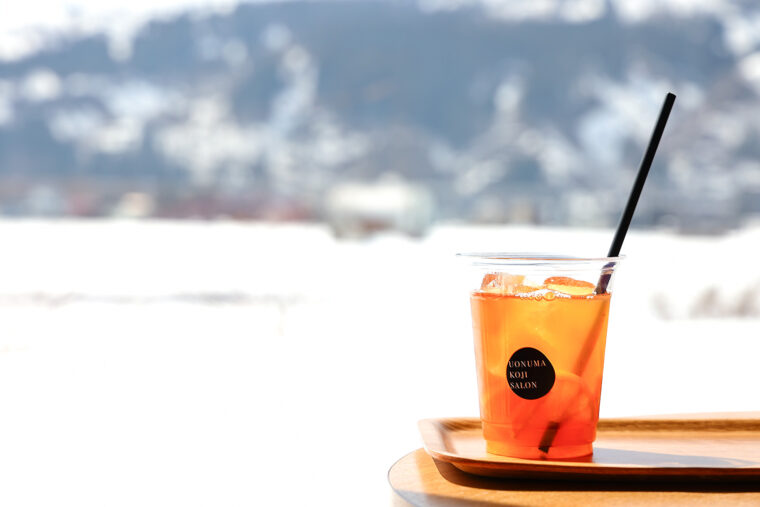 カフェの新作『雪室和紅 茶と糀みつのフルーツティー』（580円）