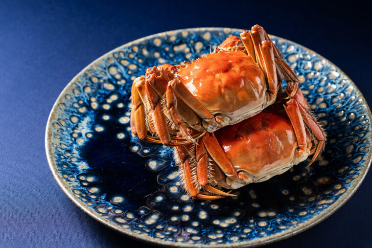 上海蟹の姿蒸しはコースの一品。「オスとメスの食べ比べ」（＋4,000 円）が可能