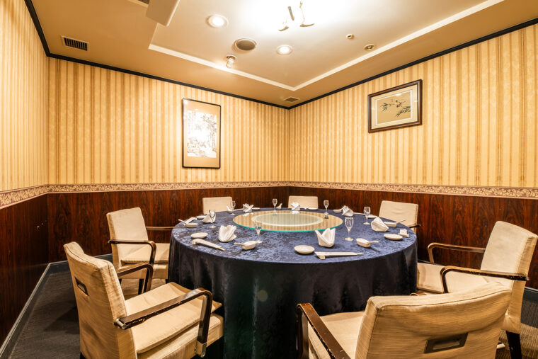 円卓が置かれた最大8席の個室
