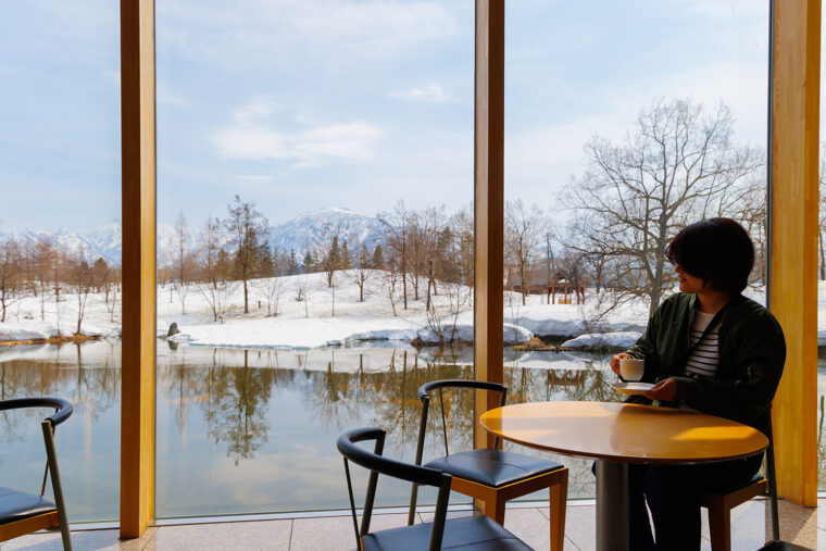 エントランスからの景色。カフェ利用を目当てに訪れるのもOK