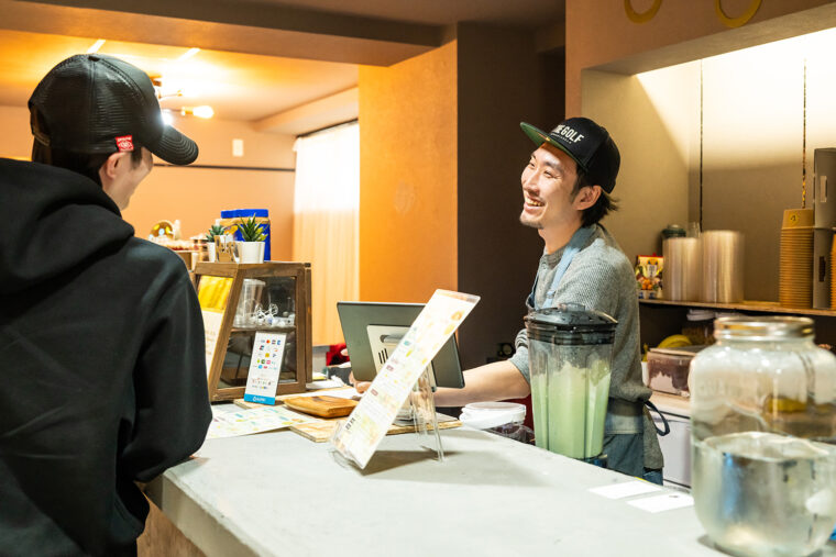お客とのコミュケーションを大切にしている店長の秋山翔太さん