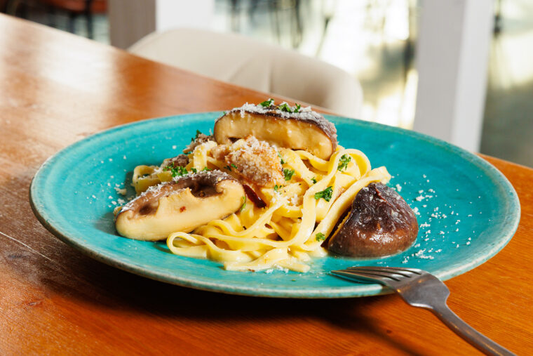 『八色しいたけと自家製ベーコンのペペロンチーノ』（1,200円）