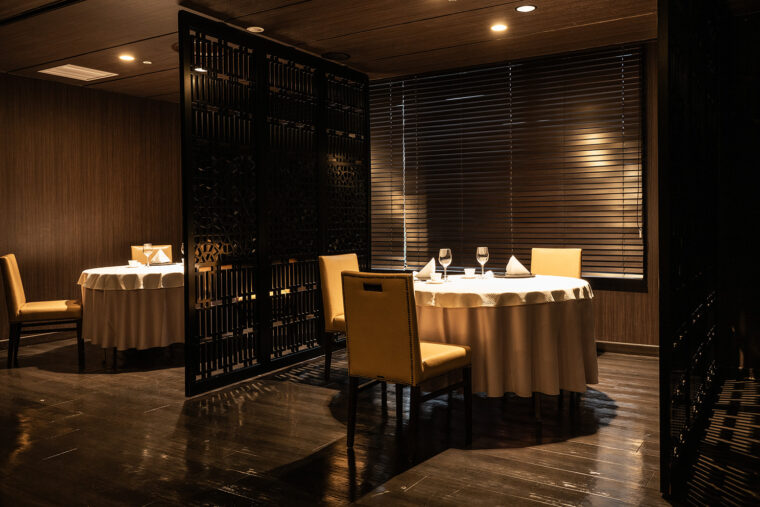 黒を基調にしたモダンな店内