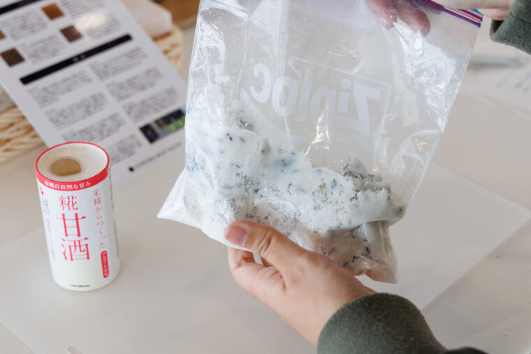 素地が均等になるようによく揉みます