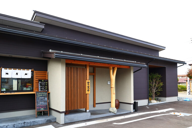 美しいユリが咲き誇る月岡公園のすぐ近くにあるお店