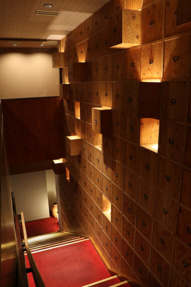 和の情緒を感じる空間。愛煙家には嬉しい喫煙室も完備