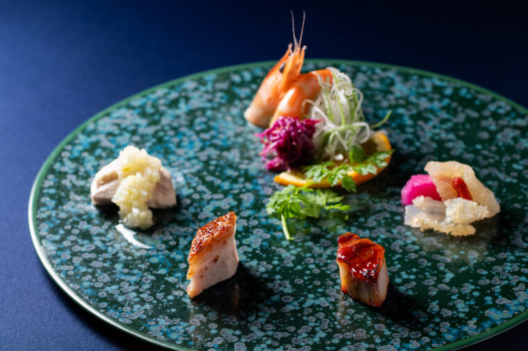 現代的センスが光る前菜の盛り合わせは旬の食材を盛り込むため、季節ごとに異なる彩りを楽しめる