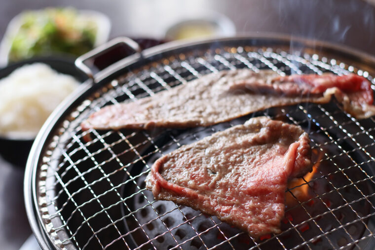 6種類の肉をご飯と一緒にいただきましょう