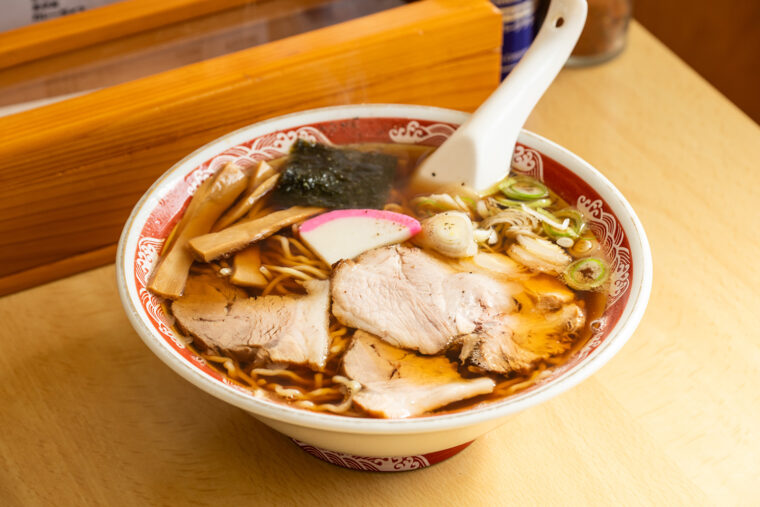 『中華そば』（中盛り750円）。モチモチとした食感の自家製麺にリピーター多数