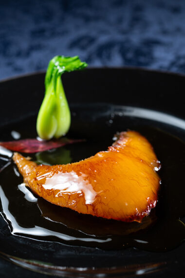 3時間蒸し上げた後、干しエビのダシでうまみを凝縮。じっくりと焼き、コクのあるソースで仕上げた『気仙沼産フカヒレのステーキ』（要予約特別料理）
