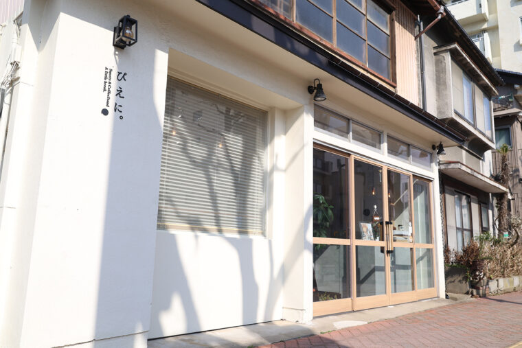 小林さん手作りの焼菓子やこだわりのエスプレッソを使ったドリンクが味わえる。原稿用紙をイメージしたロゴや店内にも注目！
