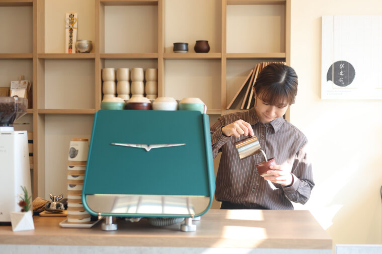 カフェラテをいれる店主の小林さん