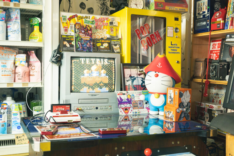 店内奥にある秘密基地のような空間にはファミコンが。懐かしい！