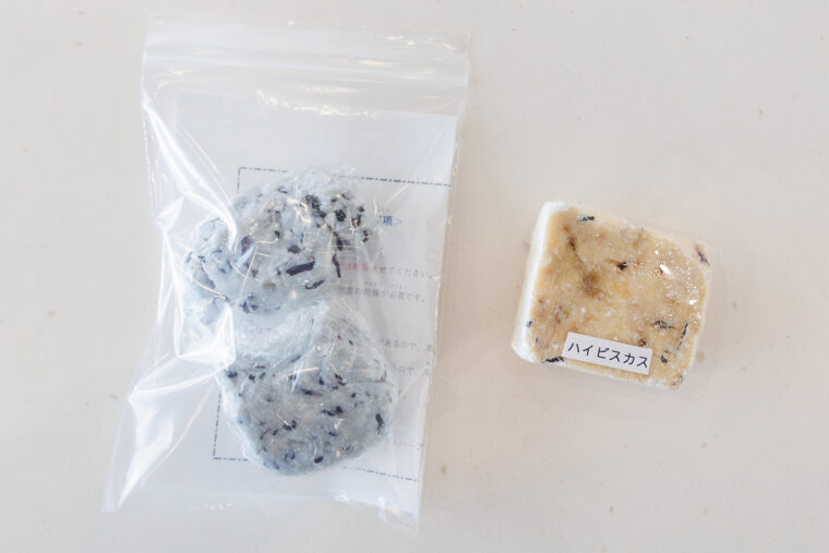 ハイビスカスは数時間〜数日経過すると写真右のように色が変化します