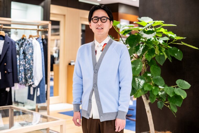 CABaNのカーディガン47,300円、シャツ55,000円（税込）