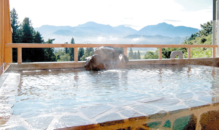 さわやかな風を感じながら山々を望む露天風呂は開放感抜群！