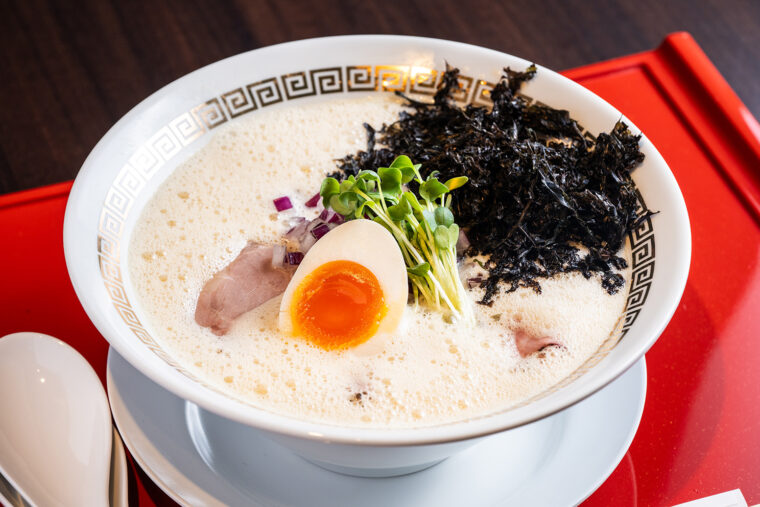 濃厚スープがクセになる『泡煮干そば』