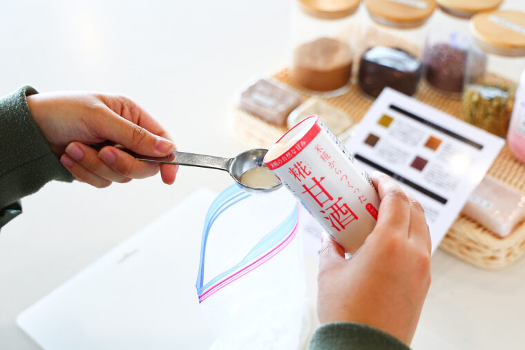 水の代わりに『糀甘酒』を加え、素地を固めます