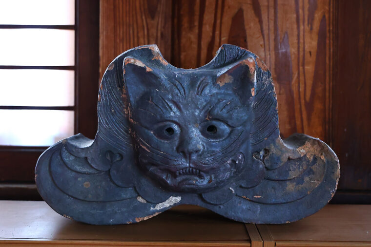 猫瓦。堂内、寺宝館、中庭などに設置。写真は毘沙門堂内にあるもの