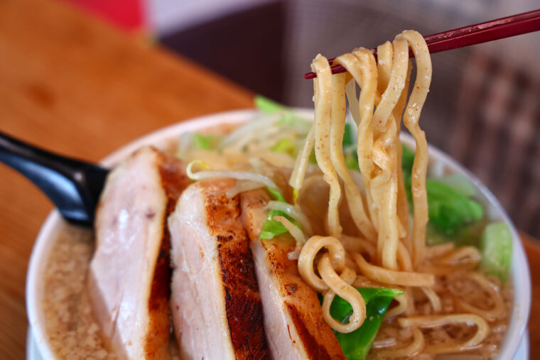 全粒粉入りの極太麺