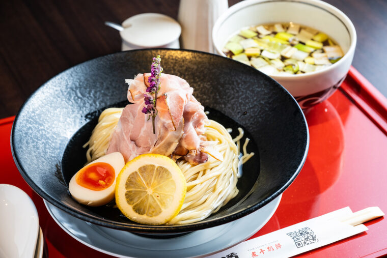 『燻製香る昆布水つけそば』（1,200 円）。自家製麺のおいしさを実感できます