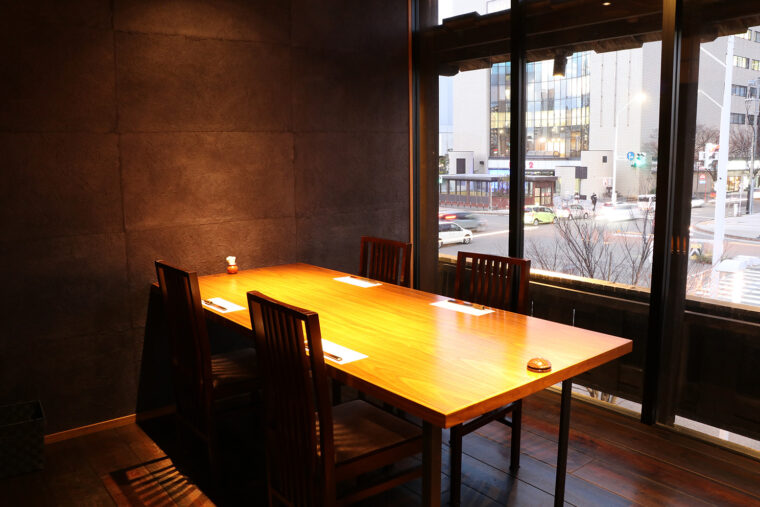 大人がゆったり過ごすにふさわしい大小さまざまな個室を用意