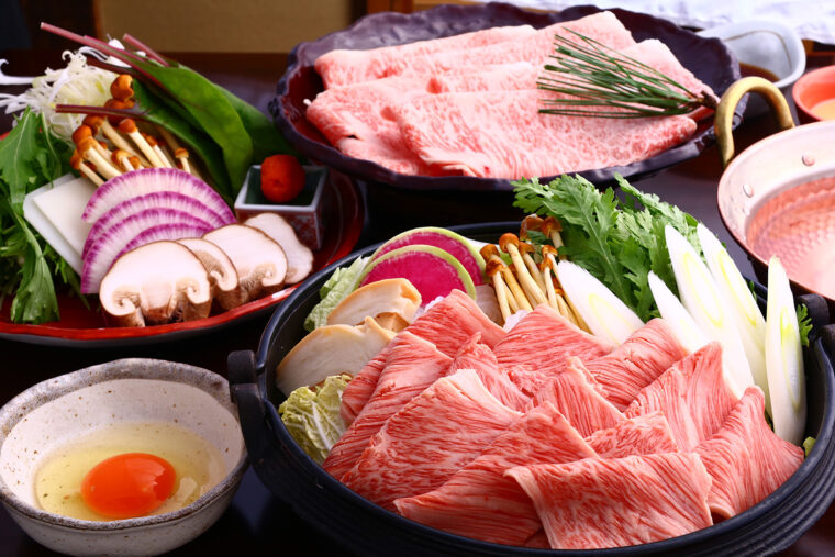 看板料理の『村上牛ロースすき焼き』（手前）と『村上牛のしゃぶしゃぶ』（奥）　