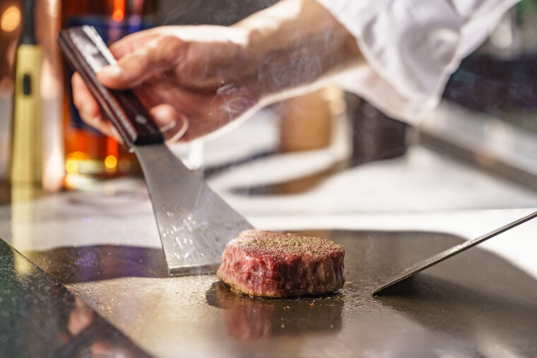 指定牧場の最上級特選黒毛和牛を、目の前の鉄板で豪快に調理する