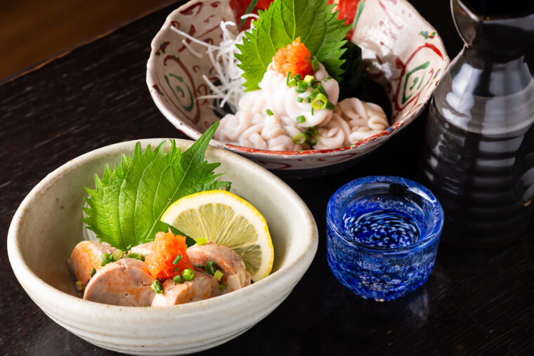 『あん肝ポン酢』（手前・750 円）と『真鱈白子ポン酢』（奥・ 800 円～）。新潟地酒のうまみを引き出す最高のアテです