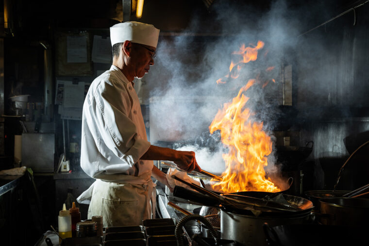 強い火力で一気に仕上げる、中国料理はまさに炎の料理