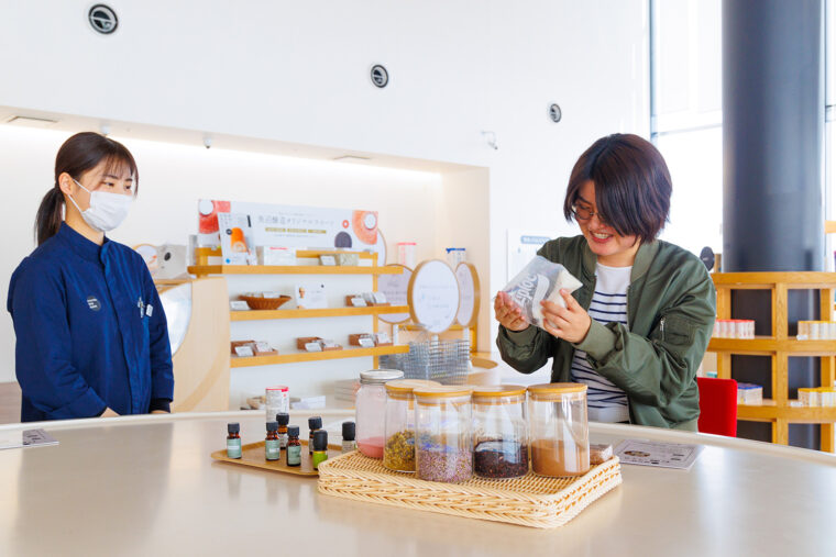 スタッフの説明を聞きながら実践できるので、親子にもおすすめ