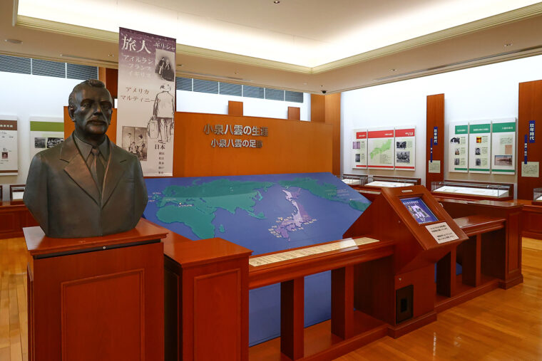 小泉八雲の生涯を紹介する文学資料展示室。次の朝ドラに向けて注目が集まりそうですね