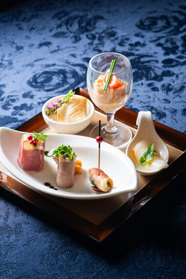 旬の食材を取り入れた彩り鮮やかな『前菜の盛合せ』