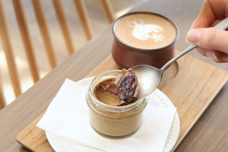 『ブリュレ風エスプレッソぷりん』（480円）と『カフェラテ』（550円）